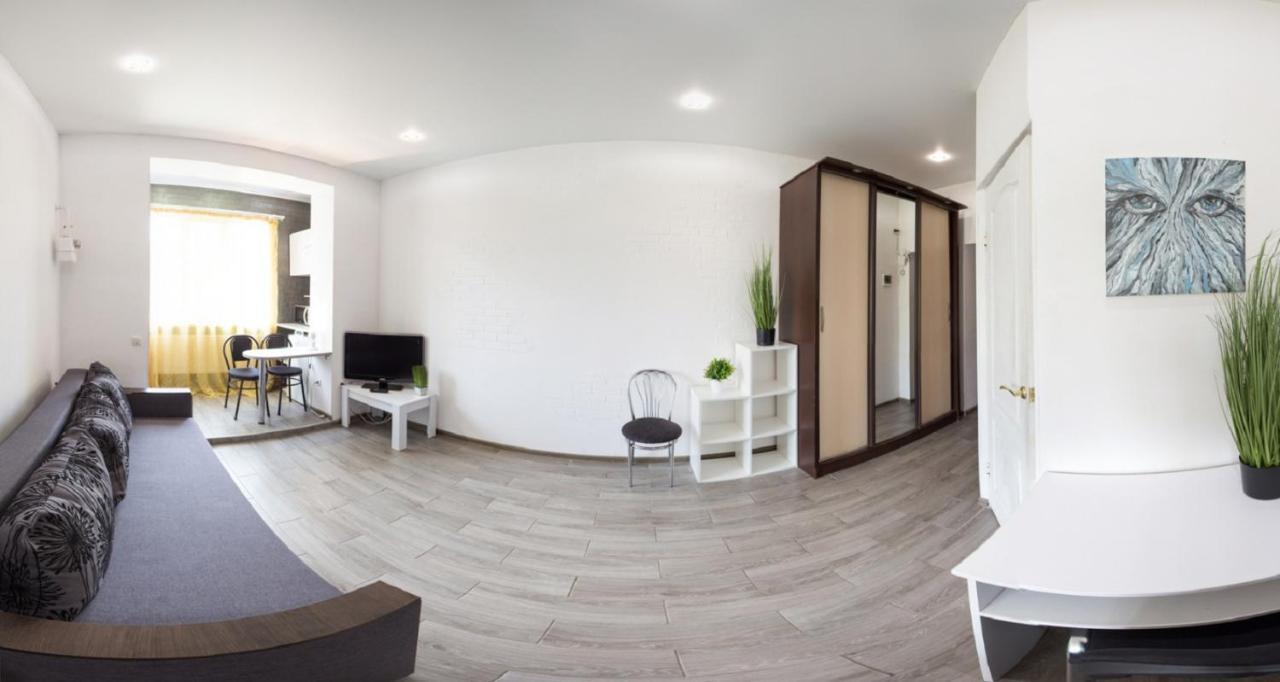 ハルキウWell Located Studio - Yaroslavska Str. 21アパートメント エクステリア 写真